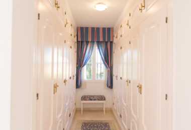 Traditional villa in Valdeolletas. Large house with a lot of potential