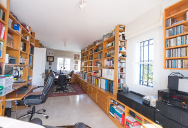 Traditional villa in Valdeolletas. Large house with a lot of potential