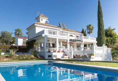 Traditional villa in Valdeolletas. Large house with a lot of potential