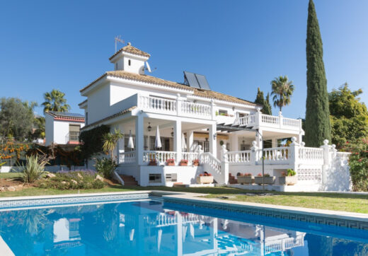 Traditional villa in Valdeolletas. Large house with a lot of potential