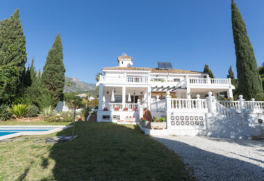 Traditional villa in Valdeolletas. Large house with a lot of potential