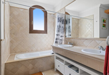 Elegant and spacious Villa in Paraíso Hills, Estepona – Coastal views and Exclusive amenities