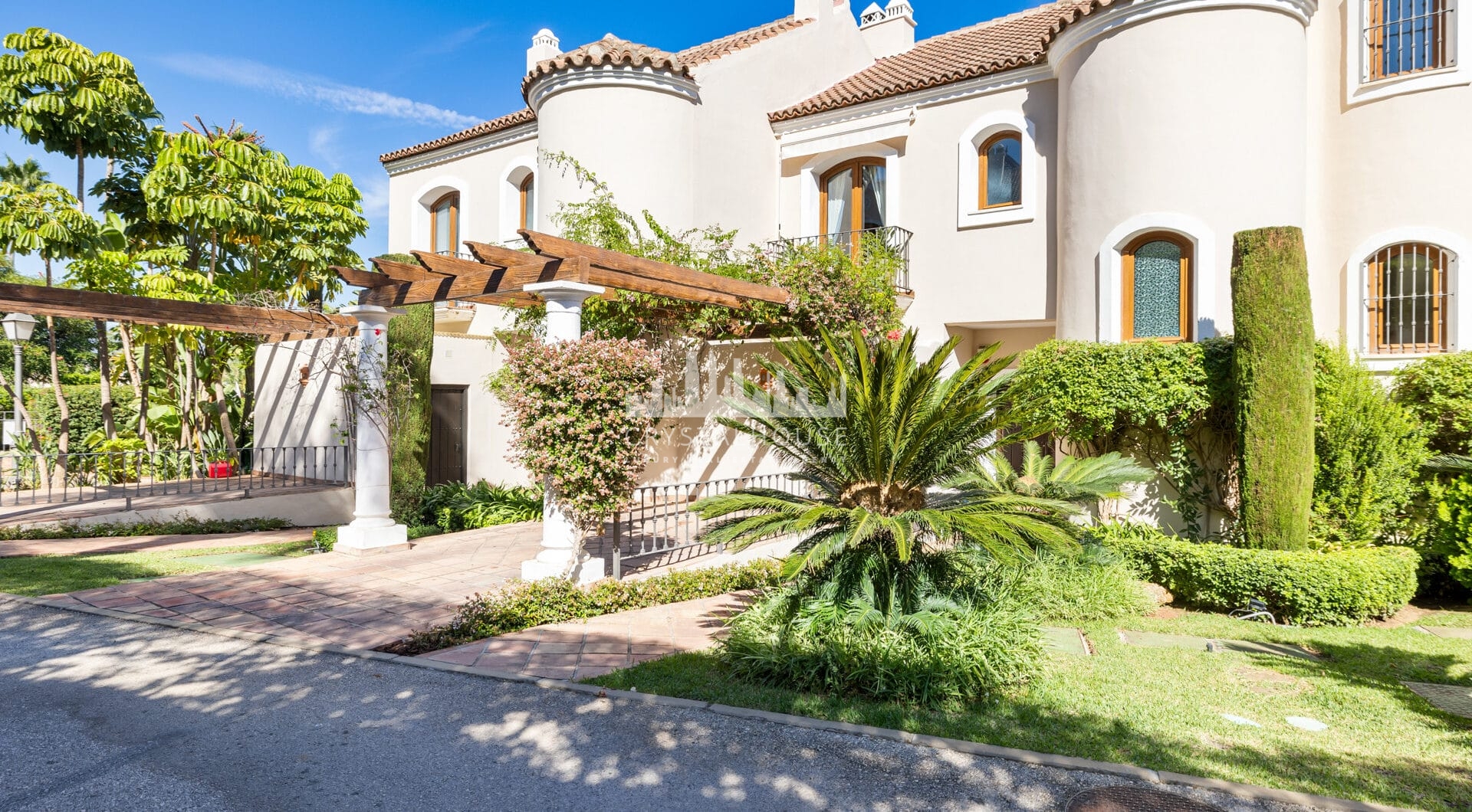 Elegant and spacious Villa in Paraíso Hills, Estepona – Coastal views and Exclusive amenities