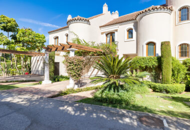 Elegant and spacious Villa in Paraíso Hills, Estepona – Coastal views and Exclusive amenities