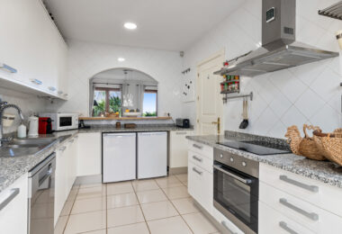 Elegant and spacious Villa in Paraíso Hills, Estepona – Coastal views and Exclusive amenities