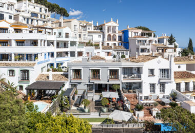 Spacious semi-detached house with pool and southwest views in Marbella premium area
