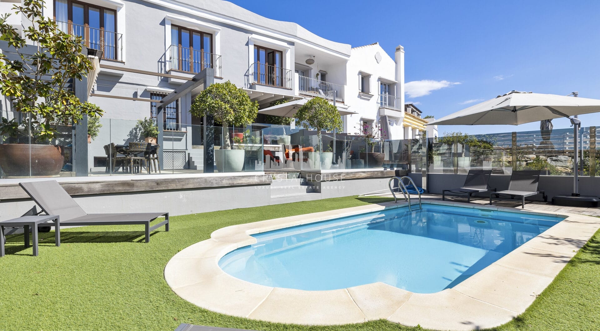 Spacious semi-detached house with pool and southwest views in Marbella premium area