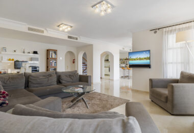 Spacious semi-detached house with pool and southwest views in Marbella premium area