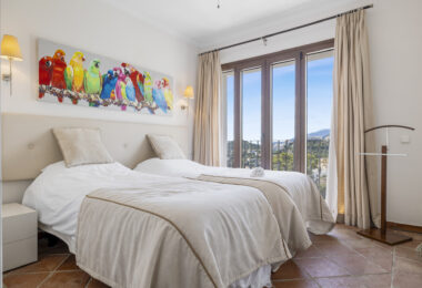 Spacious semi-detached house with pool and southwest views in Marbella premium area