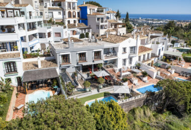 Spacious semi-detached house with pool and southwest views in Marbella premium area