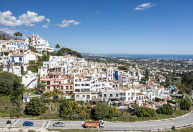 Spacious semi-detached house with pool and southwest views in Marbella premium area