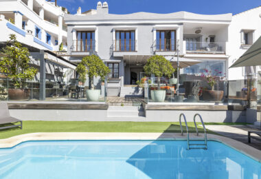 Spacious semi-detached house with pool and southwest views in Marbella premium area