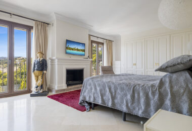 Spacious semi-detached house with pool and southwest views in Marbella premium area
