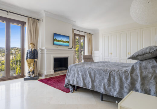 Spacious semi-detached house with pool and southwest views in Marbella premium area