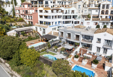 Spacious semi-detached house with pool and southwest views in Marbella premium area