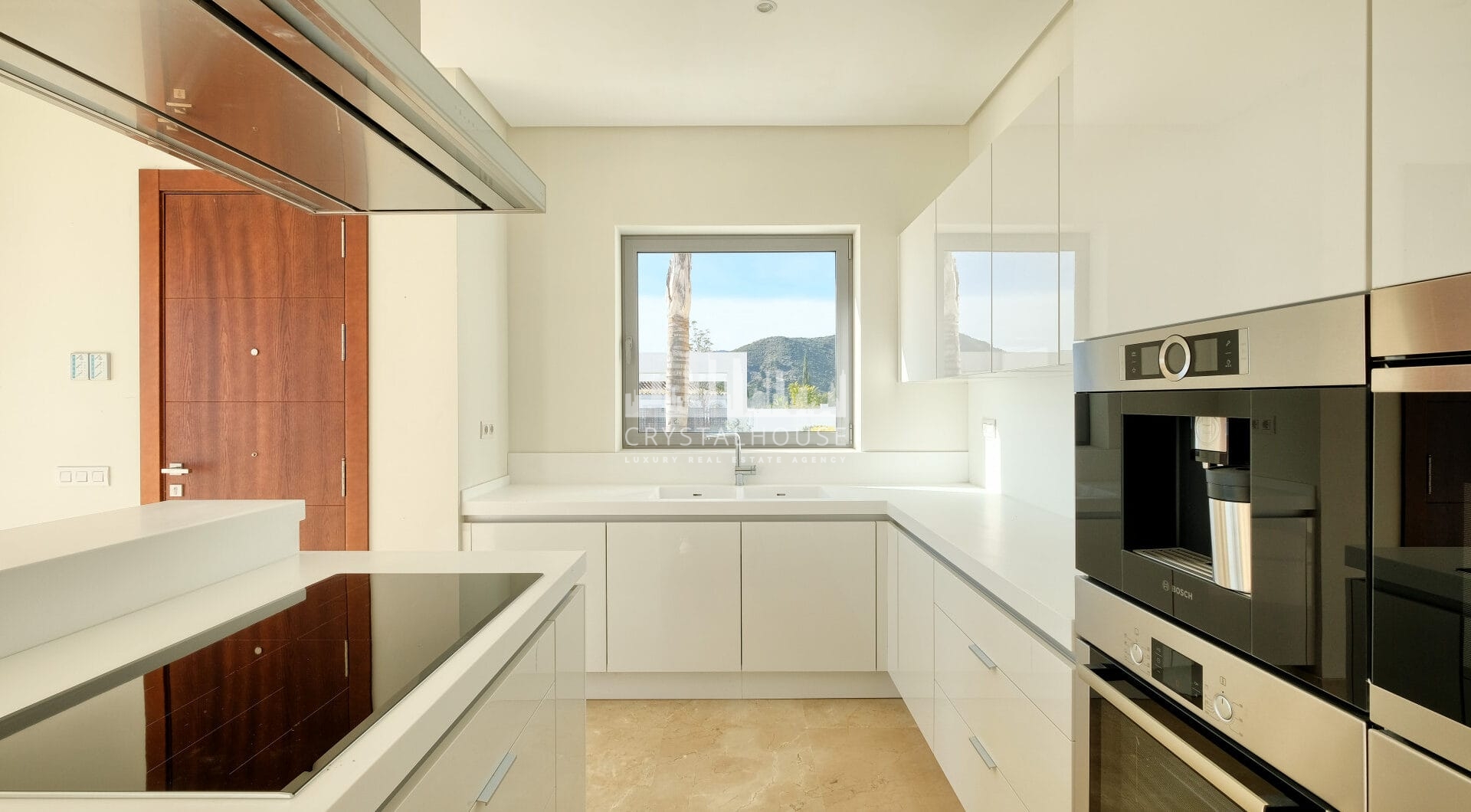 Contemporary 4 bedroom Villa in Puerto del Capitán, Benahavís