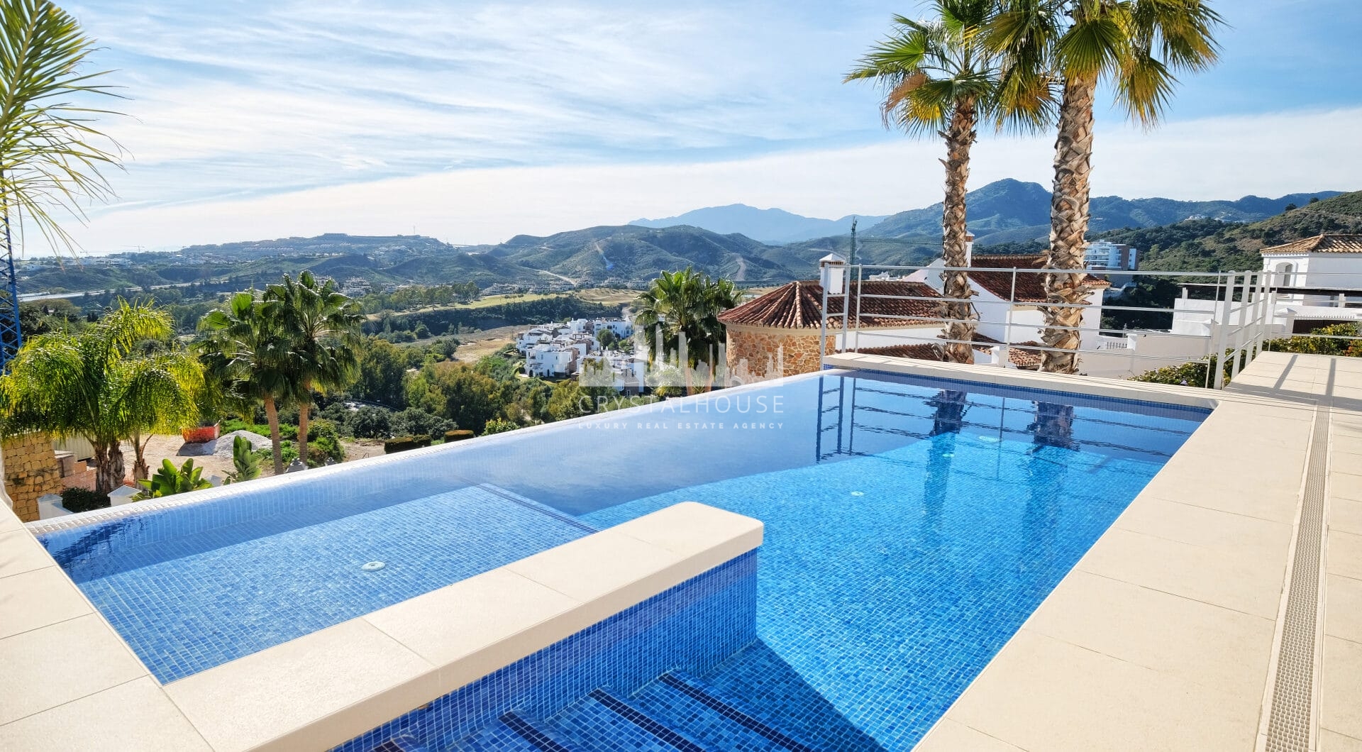Contemporary 4 bedroom Villa in Puerto del Capitán, Benahavís