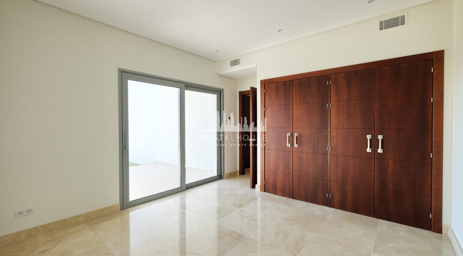 Contemporary 4 bedroom Villa in Puerto del Capitán, Benahavís