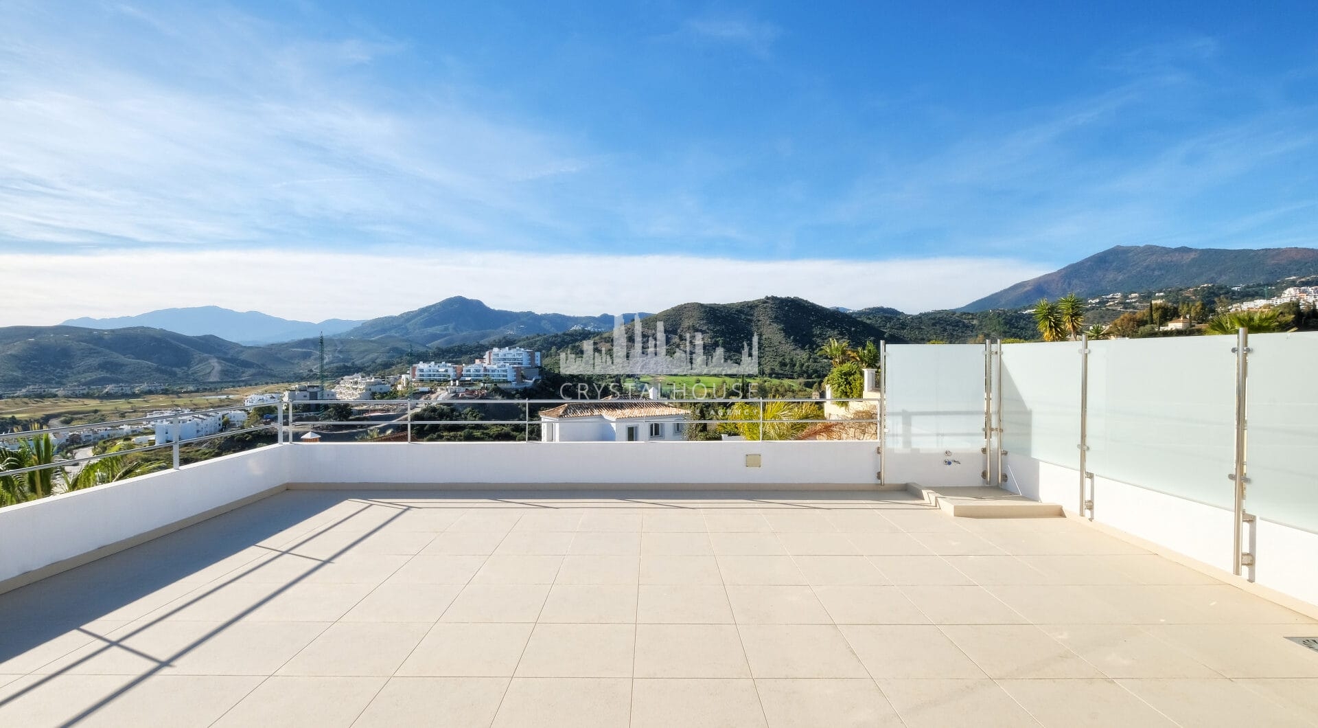 Contemporary 4 bedroom Villa in Puerto del Capitán, Benahavís