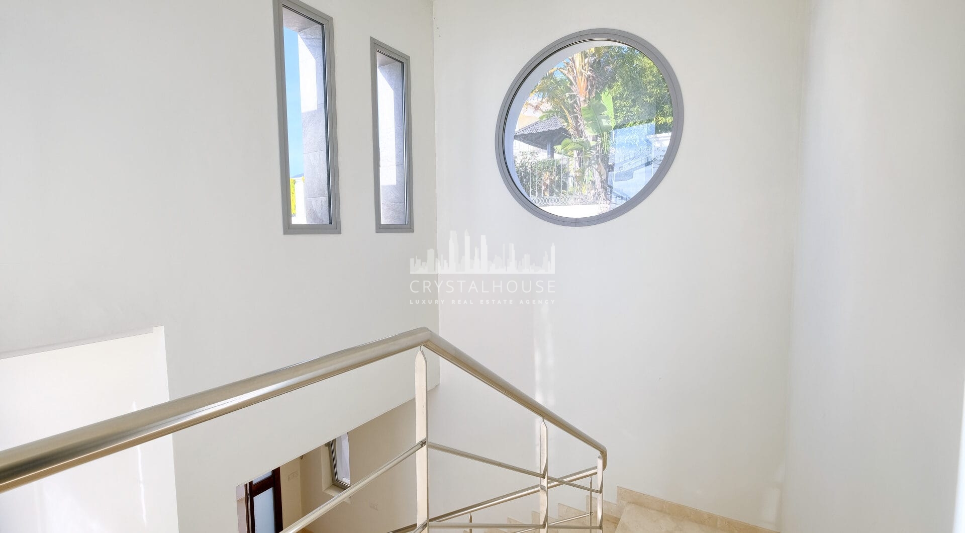Contemporary 4 bedroom Villa in Puerto del Capitán, Benahavís