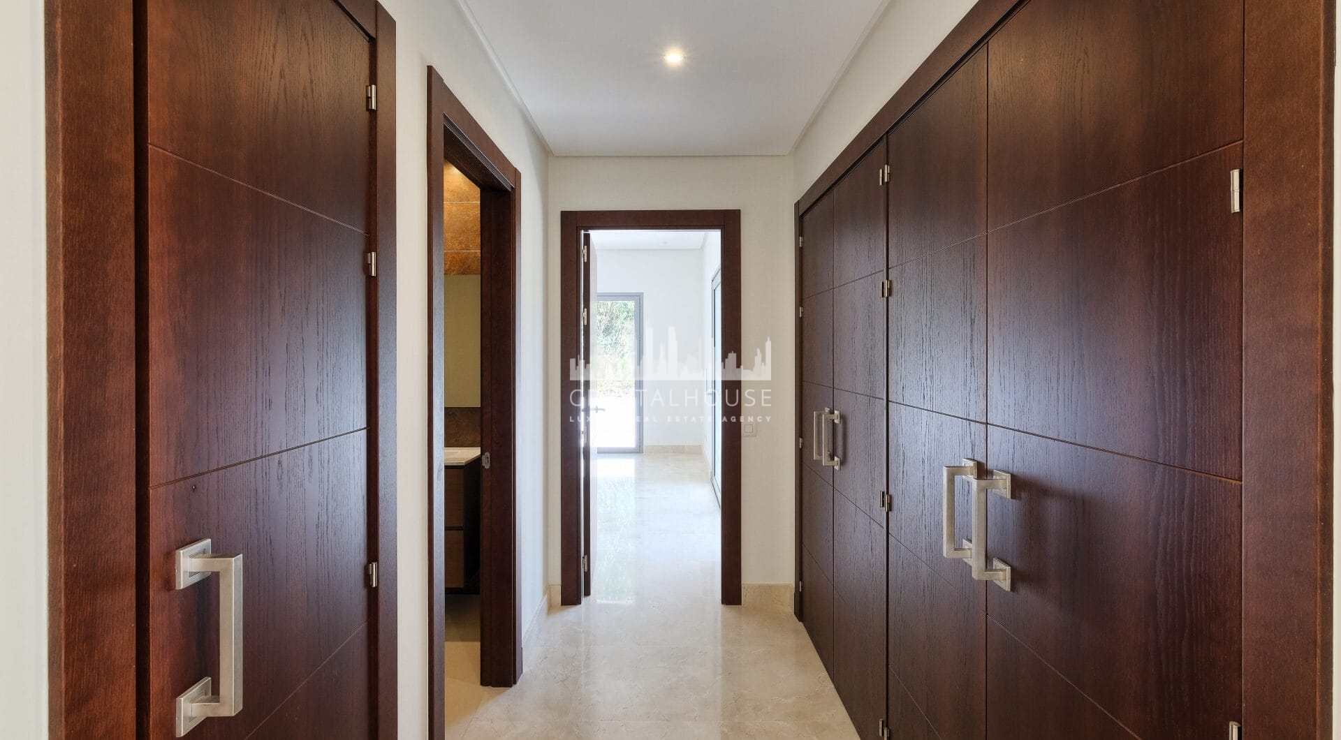 Contemporary 4 bedroom Villa in Puerto del Capitán, Benahavís