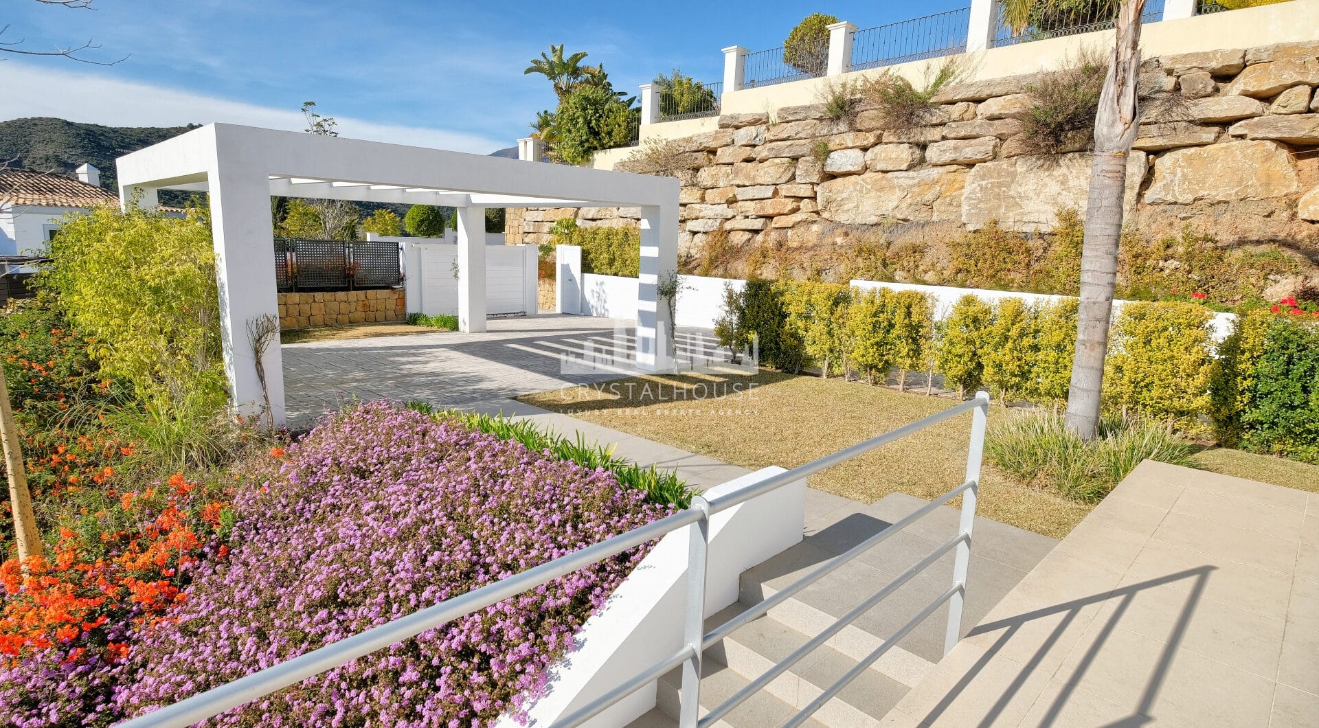 Contemporary 4 bedroom Villa in Puerto del Capitán, Benahavís