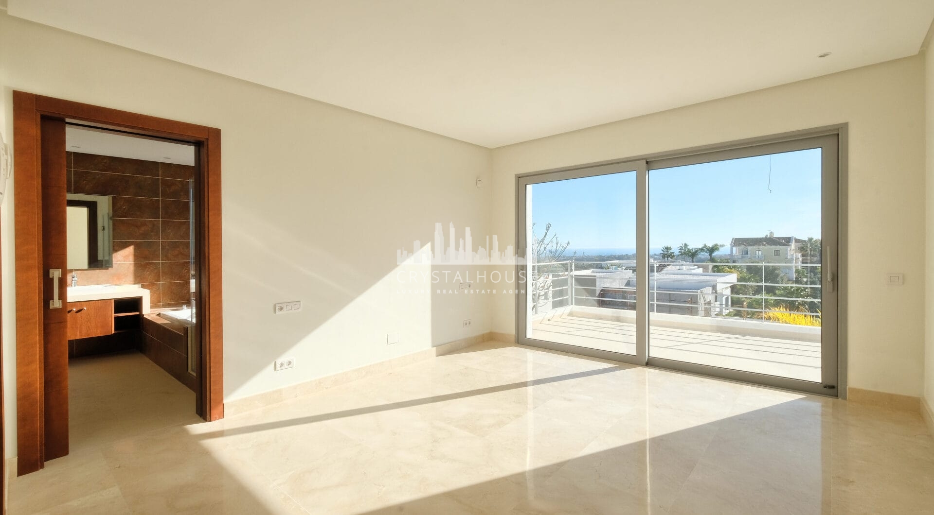 Contemporary 4 bedroom Villa in Puerto del Capitán, Benahavís