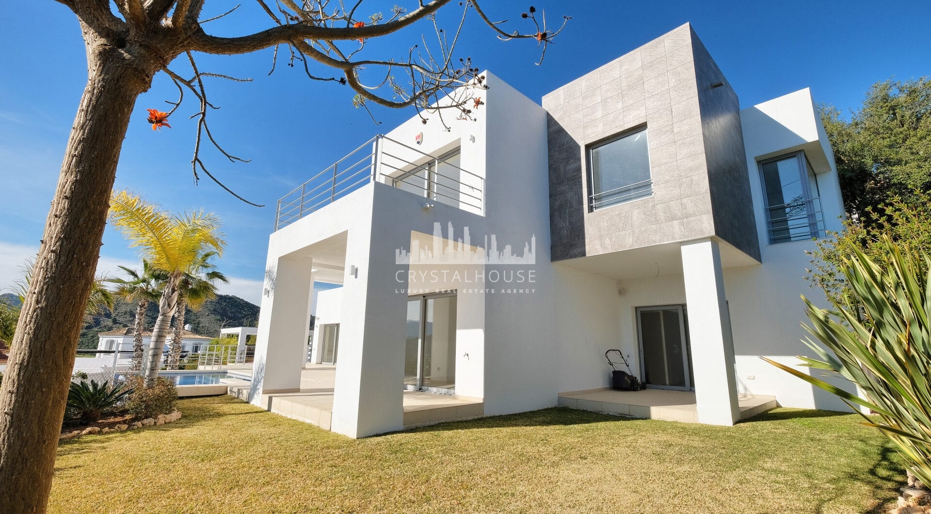 Contemporary 4 bedroom Villa in Puerto del Capitán, Benahavís