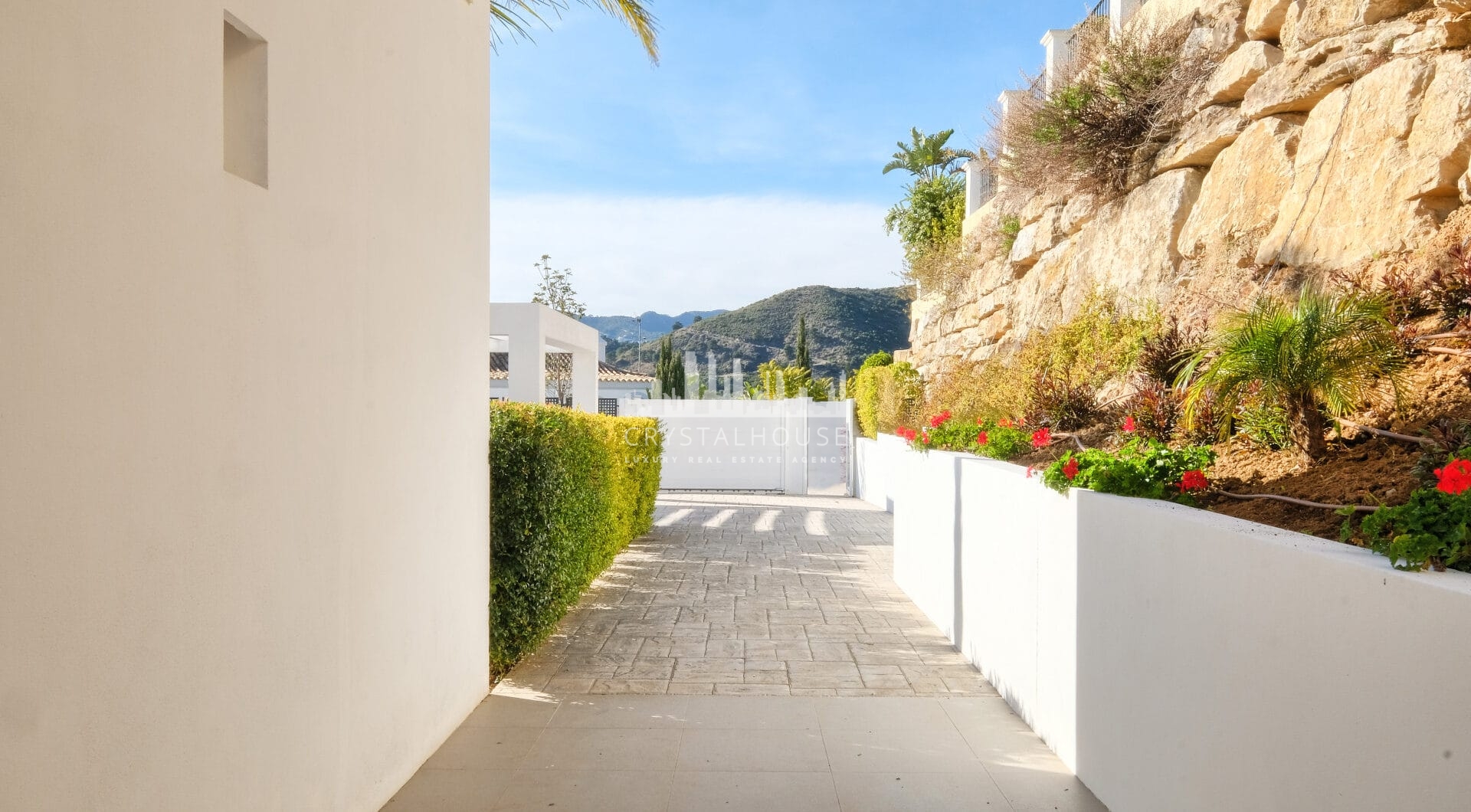 Contemporary 4 bedroom Villa in Puerto del Capitán, Benahavís