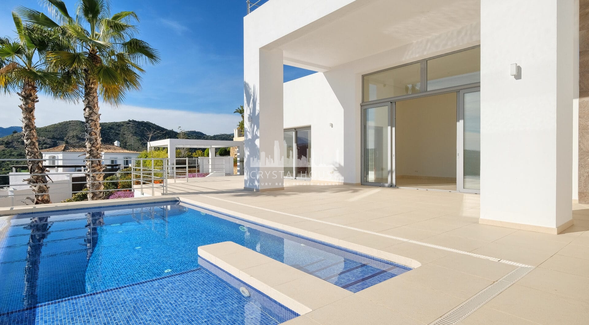 Contemporary 4 bedroom Villa in Puerto del Capitán, Benahavís