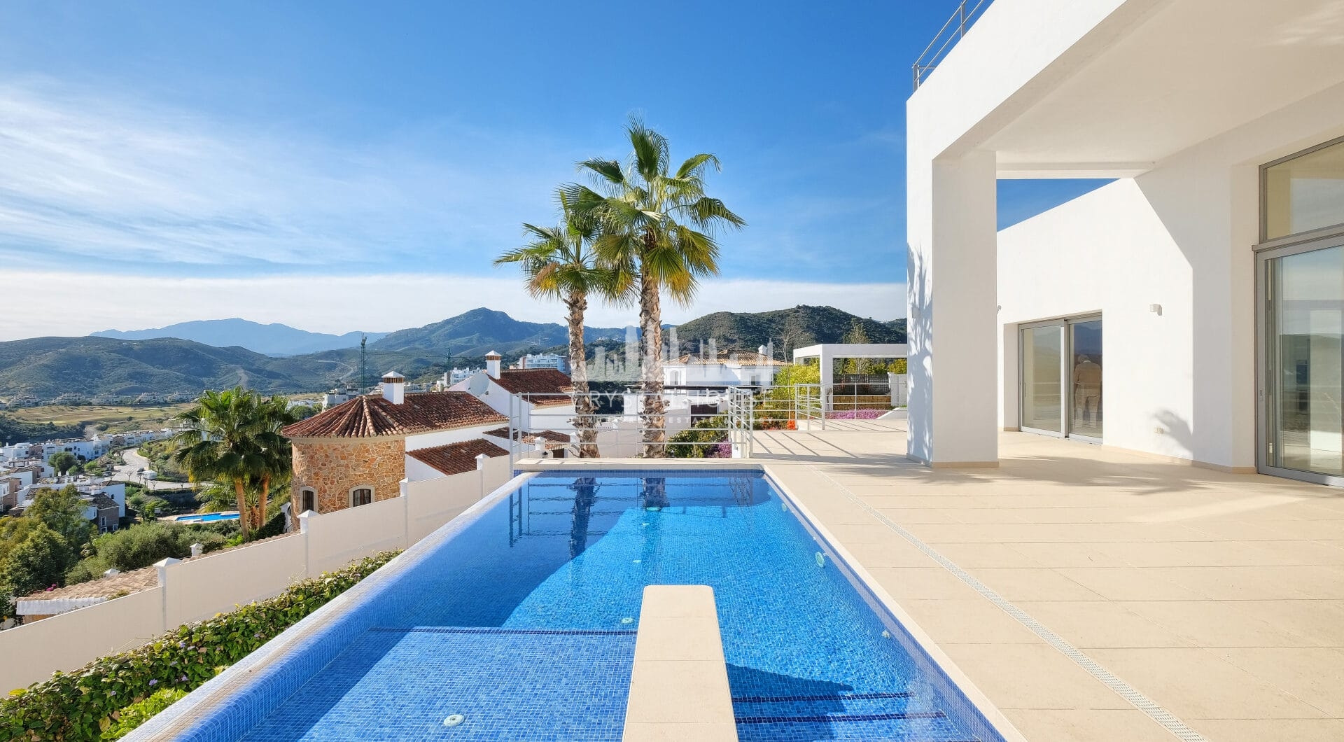 Contemporary 4 bedroom Villa in Puerto del Capitán, Benahavís