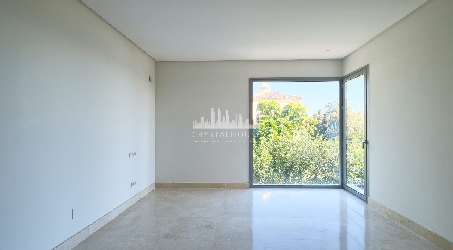 Contemporary 4 bedroom Villa in Puerto del Capitán, Benahavís