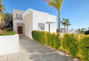 Contemporary 4 bedroom Villa in Puerto del Capitán, Benahavís
