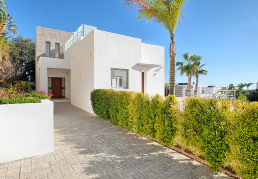 Contemporary 4 bedroom Villa in Puerto del Capitán, Benahavís