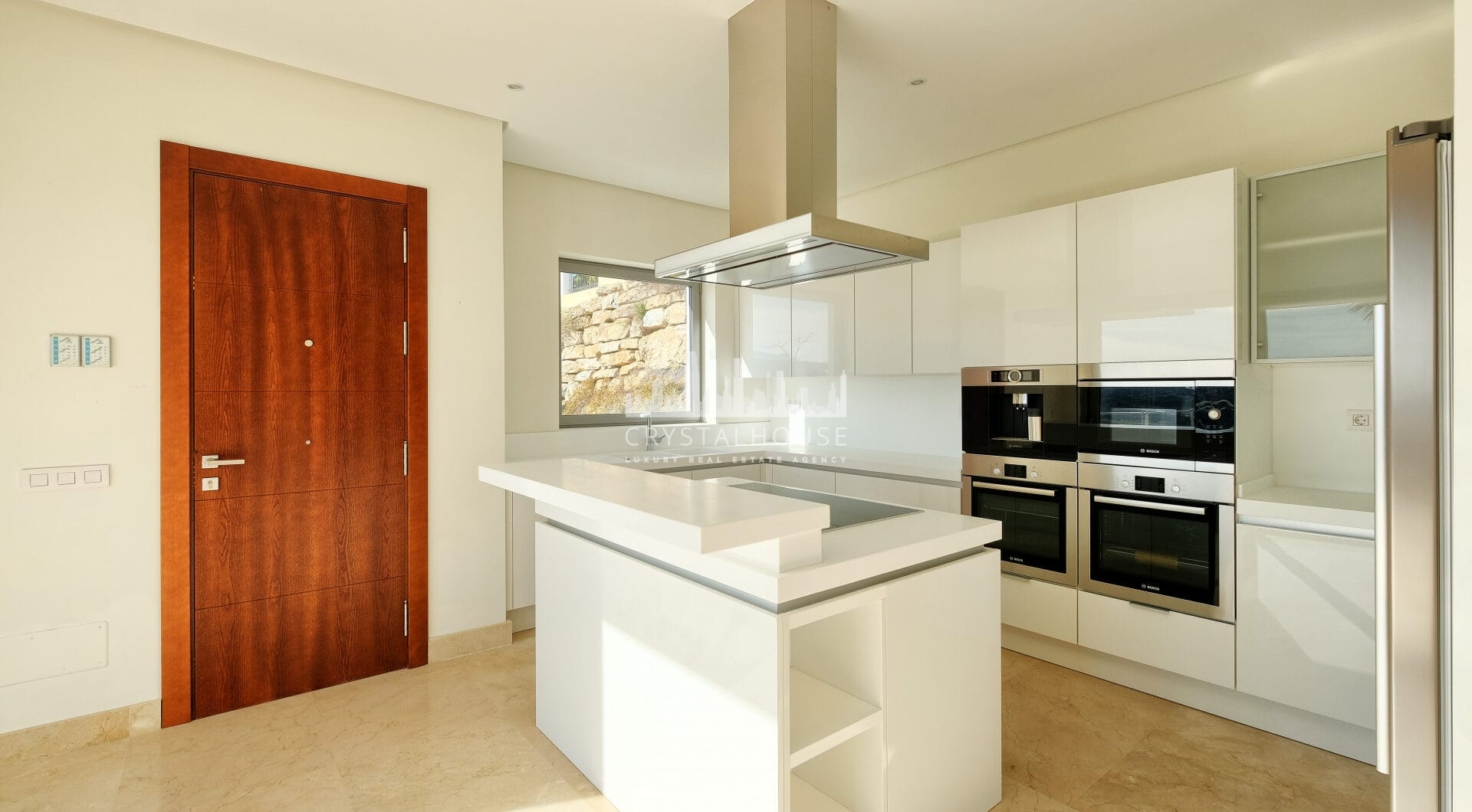 Contemporary 4 bedroom Villa in Puerto del Capitán, Benahavís