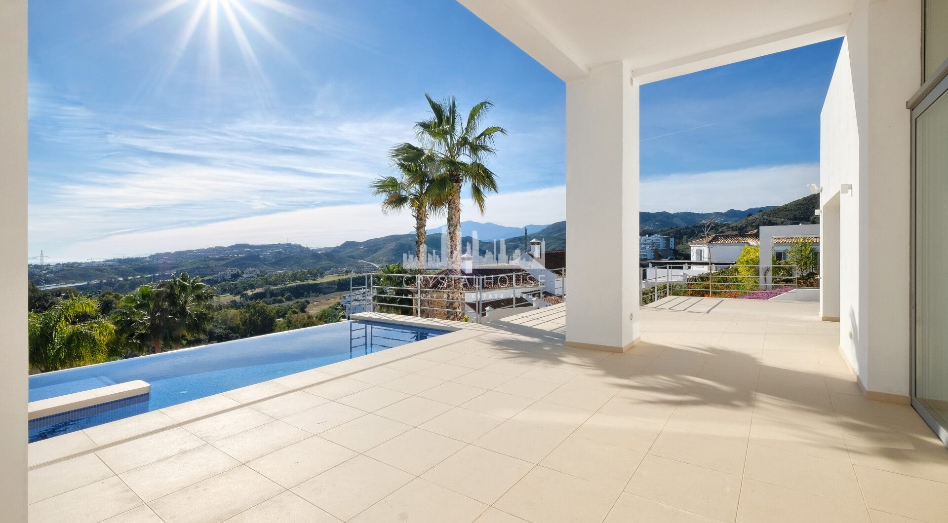 Contemporary 4 bedroom Villa in Puerto del Capitán, Benahavís