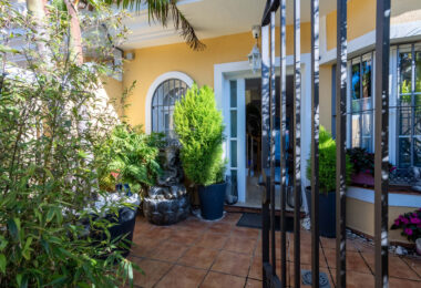 Modern South-Facing Townhouse with Premium Finishes – Move-In Ready