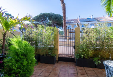 Modern South-Facing Townhouse with Premium Finishes – Move-In Ready