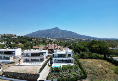 Elegant Villa with Sea and Golf Views in Nueva Andalucia, Marbella