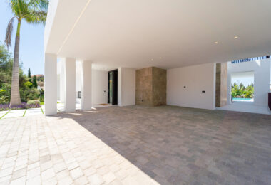 Elegant Villa with Sea and Golf Views in Nueva Andalucia, Marbella