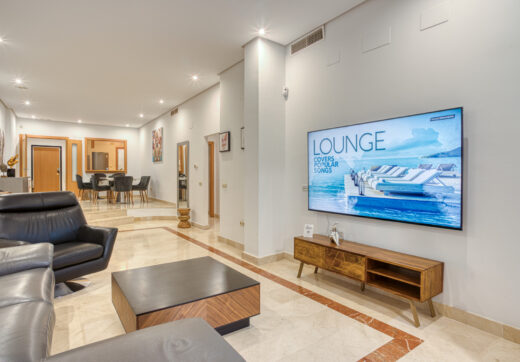 Fantastic Three-Bedroom Apartment in Las Mimosas Beach Gardens, Nueva Andalucía
