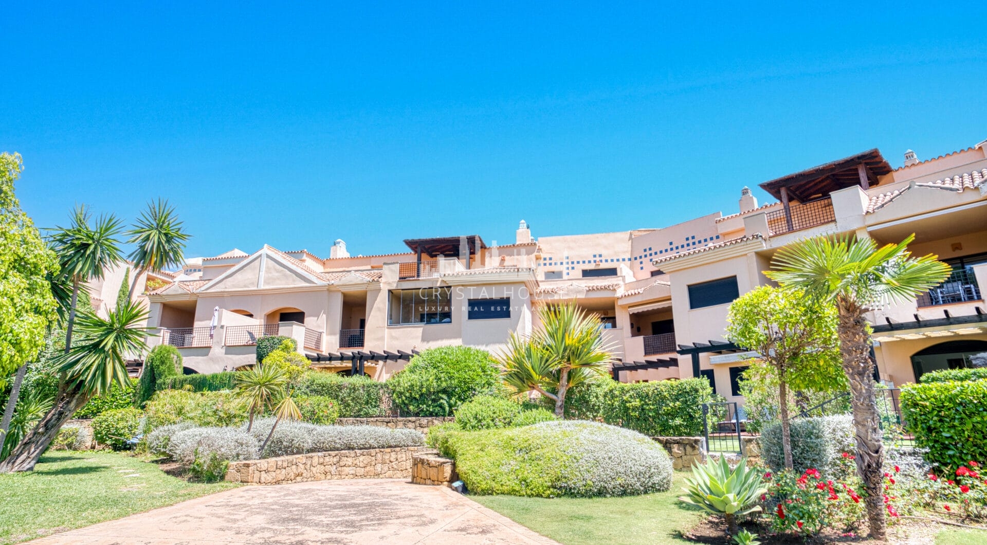 Fantastic Three-Bedroom Apartment in Las Mimosas Beach Gardens, Nueva Andalucía