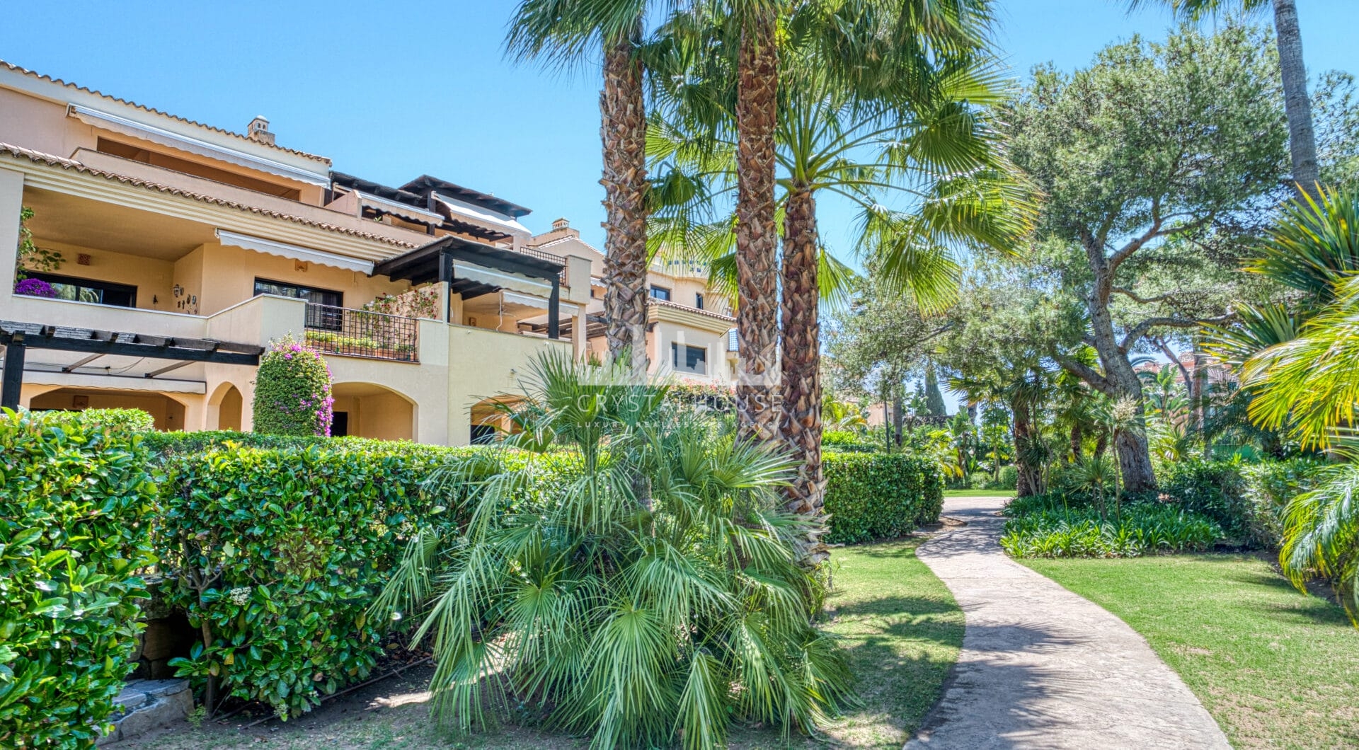 Fantastic Three-Bedroom Apartment in Las Mimosas Beach Gardens, Nueva Andalucía