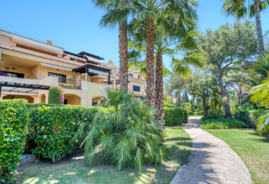 Fantastic Three-Bedroom Apartment in Las Mimosas Beach Gardens, Nueva Andalucía