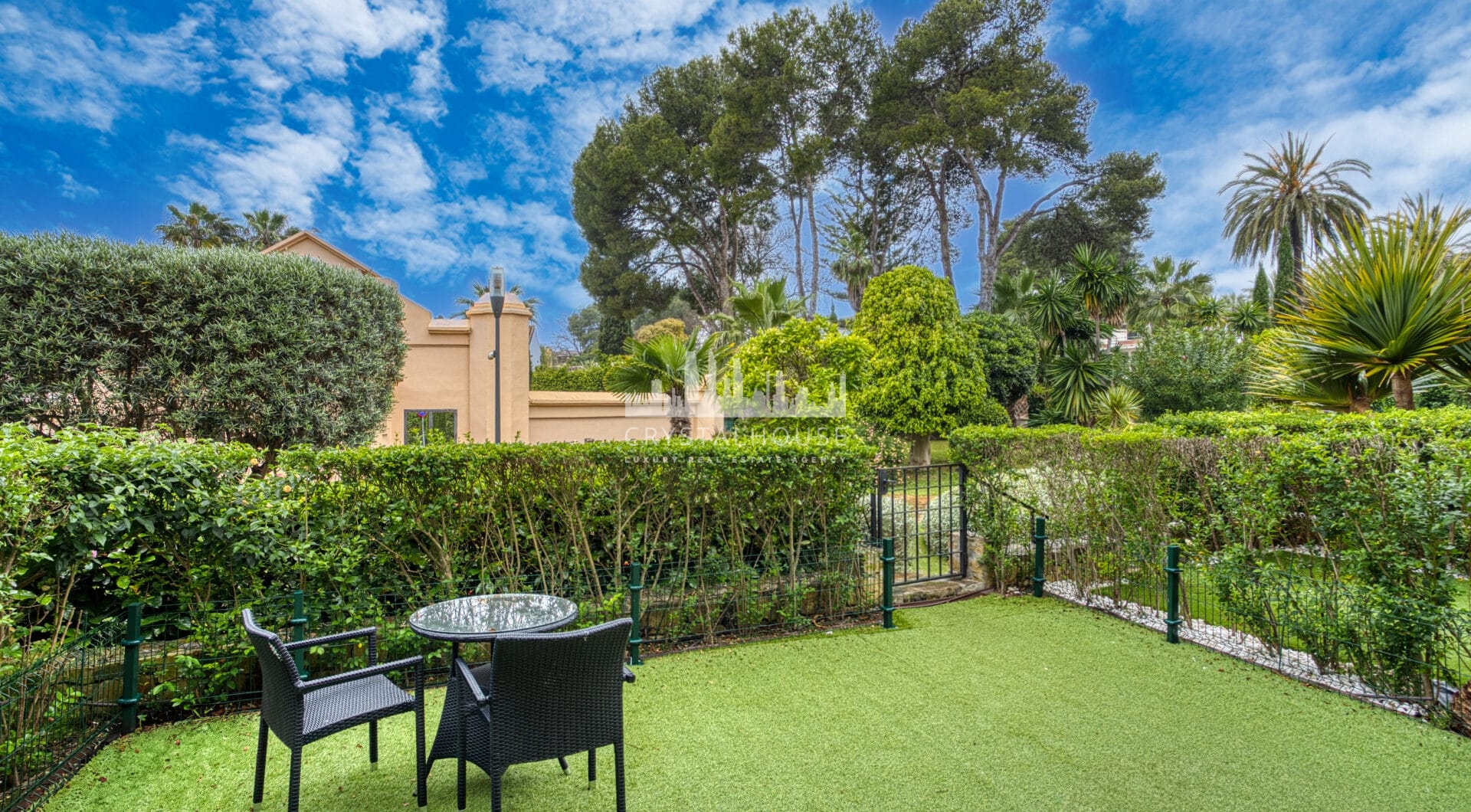 Fantastic Three-Bedroom Apartment in Las Mimosas Beach Gardens, Nueva Andalucía