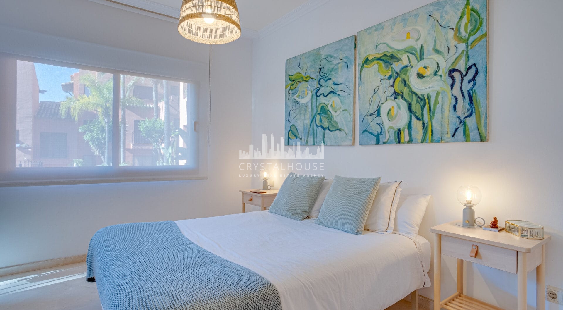Beautiful four-bedroom ground floor apartment located in Jardines de Don Carlos in Elviria.