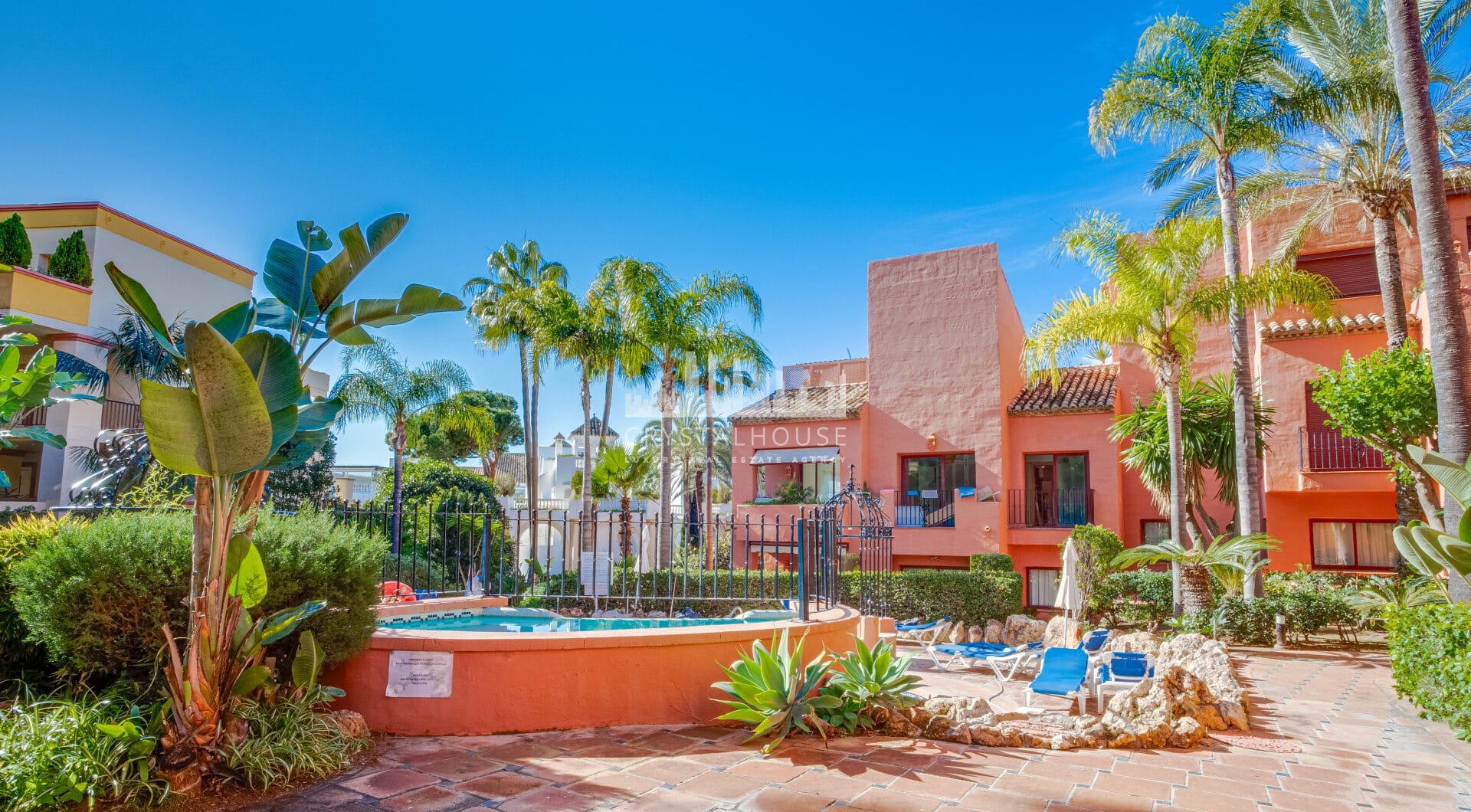 Beautiful four-bedroom ground floor apartment located in Jardines de Don Carlos in Elviria.
