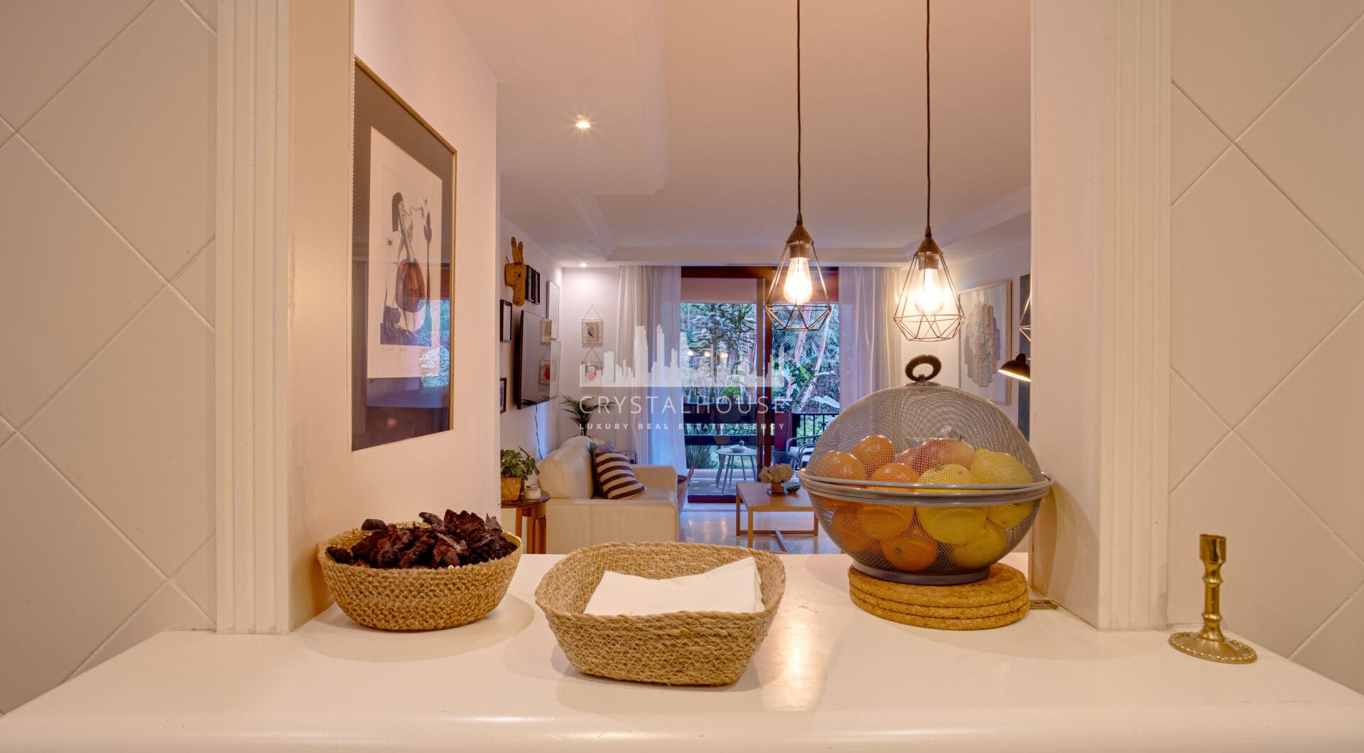 Beautiful four-bedroom ground floor apartment located in Jardines de Don Carlos in Elviria.