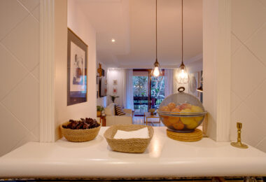 Beautiful four-bedroom ground floor apartment located in Jardines de Don Carlos in Elviria.