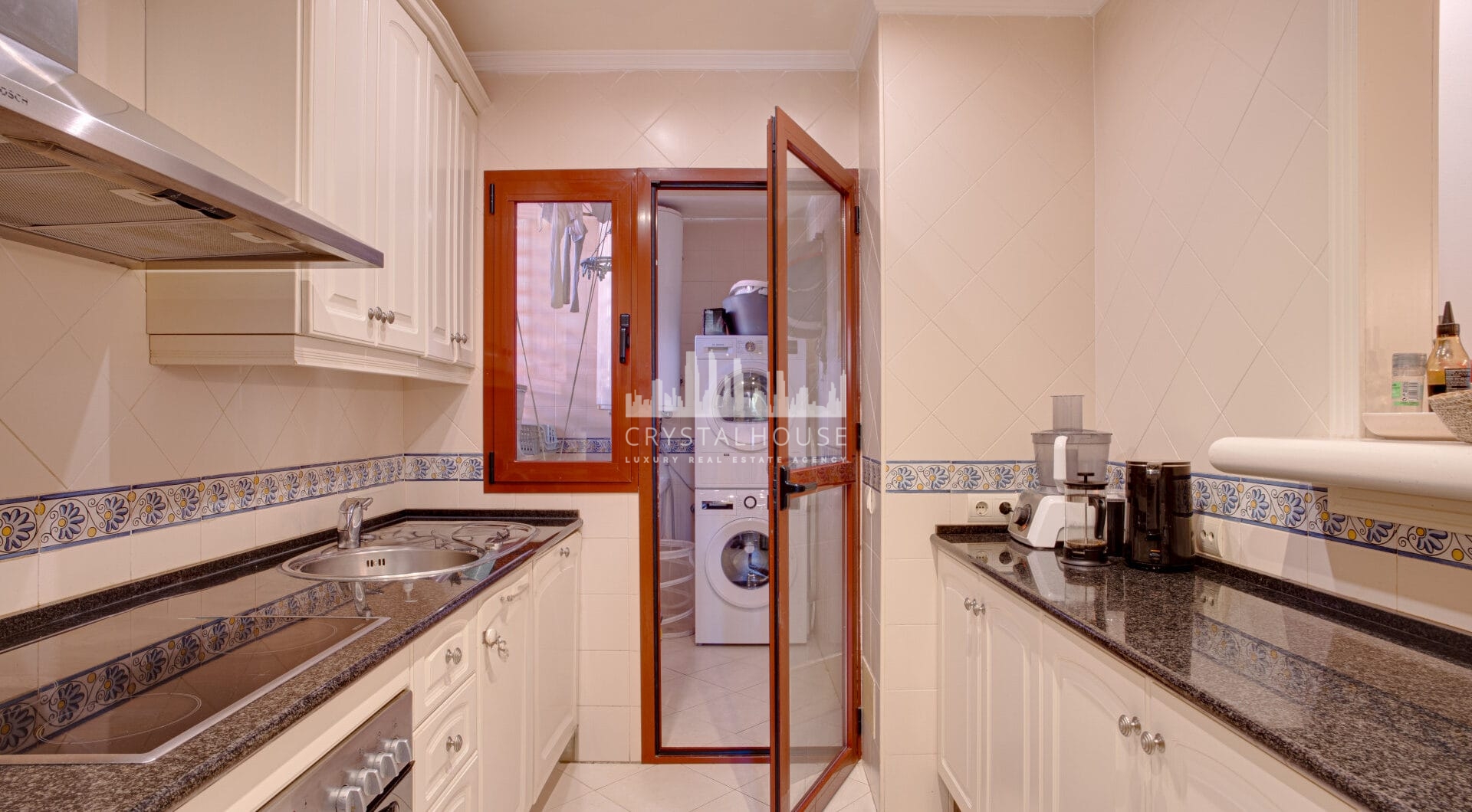 Beautiful four-bedroom ground floor apartment located in Jardines de Don Carlos in Elviria.